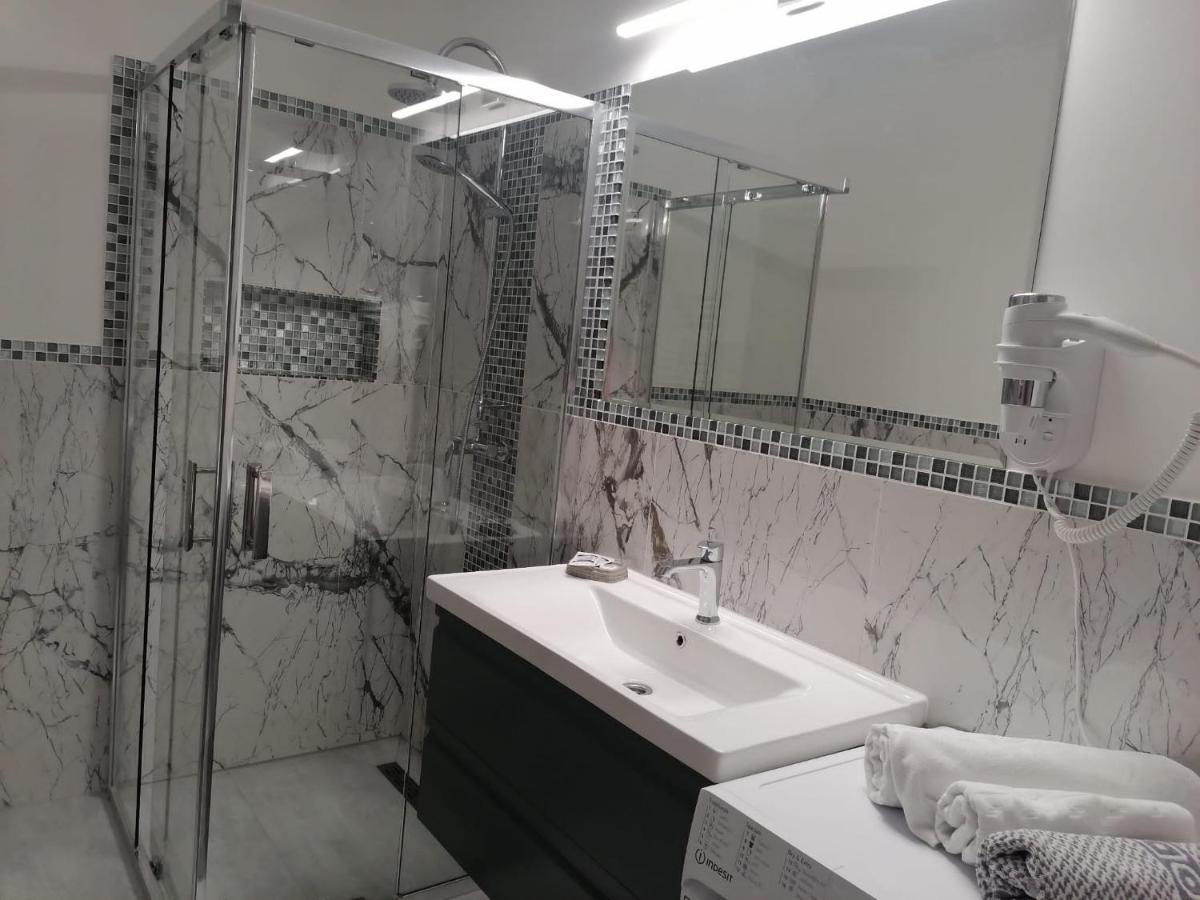 Aqua West Apartment Free Parking- Self Check-In Oradea Εξωτερικό φωτογραφία